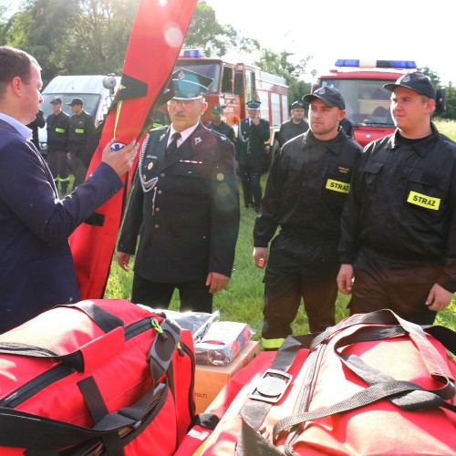 Przekazanie sprzętu dla Ochotniczych Straży Pożarnych